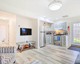 New Paltz Apt - 11 Mi to Poughkeepsie! - New Paltz - Kitchen