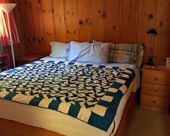 Quiet, walkable north Berkeley home, near UC, Downtown, BART - Berkeley - Bedroom