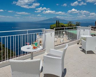 Boutique Hotel Helios - Sorrento - Balcony