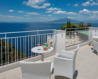 Boutique Hotel Helios - סורנטו - מרפסת