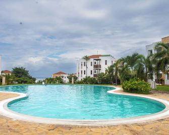 5 Star Exclusive Beach Apartment in Kilifi County - Kikambala - Piscina