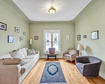 Stylish 2-story Home - Perfect Denver Location 2 Bedroom Home - Denver - Sala de estar