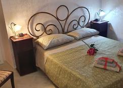 Regina Elena Apartments - Taranto - Bedroom