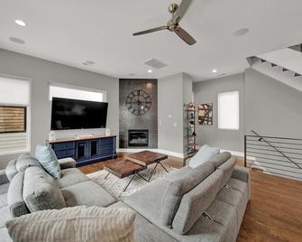 City Views RoofTop Hot Tub & Short Walk to Stadium - Charlotte - Living room