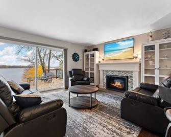 Hot Tub after winter fun! Game Room, Huge Primary Suite with Spa like Bathroom - Plymouth - Living room