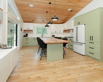Chalet Firefly Bc Registry Approval #h631676206 - Halfmoon Bay - Kitchen