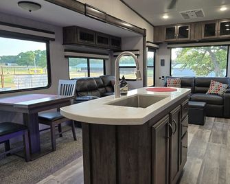 Enjoy glamping on our horse ranch and rescue. - Burleson