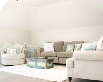 Lovely Squamish Nature Retreat W/Hot Tub - Squamish - Living room