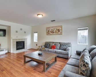 7 Mi to Lake Yosemite: Family Home w/ Fenced Yard - Merced - Sala de estar
