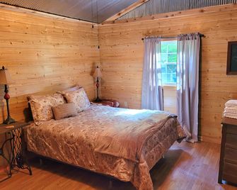 Peaceful cabin in secluded mountain spot beside a picturesque creek - Wilder - Bedroom