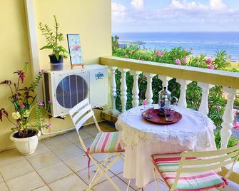Prime Location Apartment with Stunning Ocean Views near the Beach - Basseterre - Balcony