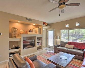 Lovely 2 Br Condo Just Steps From The Heated Pool And Spa! - Catalina - Living room
