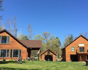 Two Beatiful Cabins In The Heart Of Recreation: - Spooner - Building