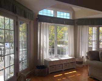 Lovely 3 bedroom cottage \'The Buttonhouse\' ! Off season weekends available. - Spray Beach - Living room