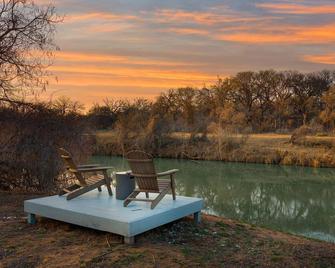 Riverview Ranch - Hot Tub Fire Pit & More - Stonewall - Patio