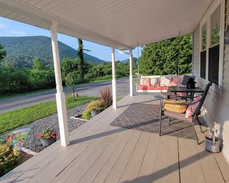 The Vogel Nest - Wellsboro - Terasa