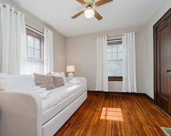 The Corner Cottage -Walkable, Comfortable, Stylish - Indianápolis - Sala de estar