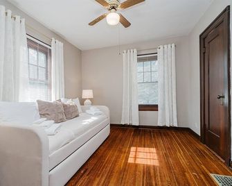 The Corner Cottage -Walkable, Comfortable, Stylish - Indianápolis - Sala de estar