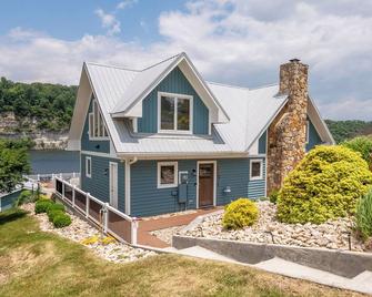 Cliffview Lakefront Retreat! Huge Dock, Floating Dock, Fire Pit, Multiple Patios - Radford - Gebouw