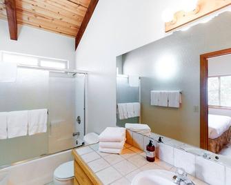 Large lake-area home w/great room, private pool table, Ping-Pong, mtv views - Bass Lake - Baño