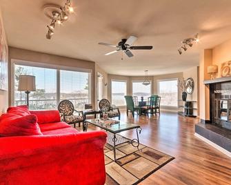 Balcony, Pool and Hot Tub Cozy Condo in Arkansas! - Hot Springs - Living room