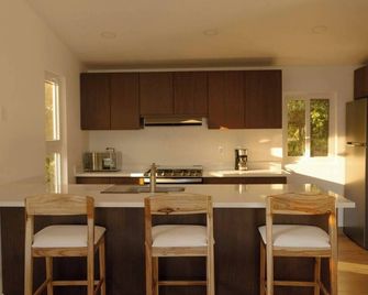 Stylish 2br - Ac, Wifi, Full Kitchen, Balcony - Utila - Kitchen