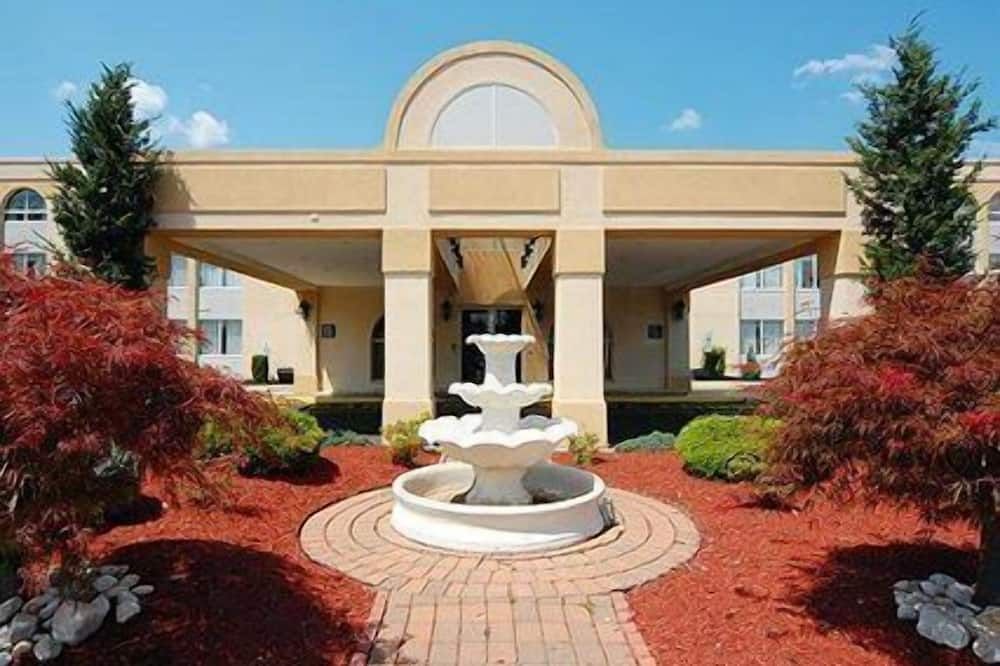 Building view of Comfort Inn Edison - New Brunswick