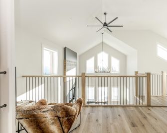 The White Pearl - Amazing Luxury Chalet with Mountain Views - Big White
