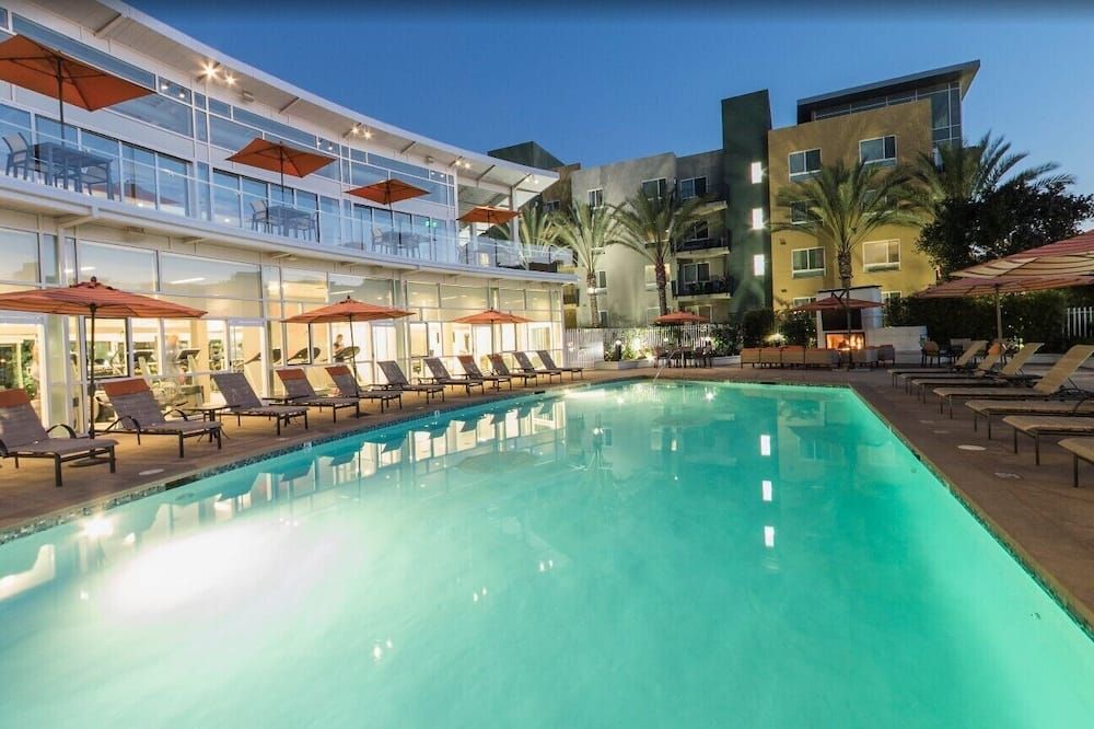 Domain: Modern 1-Bedroom Apartment with Amenities in Kearny Mesa, San Diego - סן דייגו - בריכה