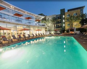 Domain: Modern 1-Bedroom Apartment with Amenities in Kearny Mesa, San Diego - סן דייגו - בריכה