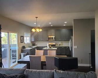 Beautiful 3 bedroom home with hot tub, theater! - Littleton - Kitchen