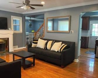 Beautiful place minutes away to New York City . - Teaneck - Living room