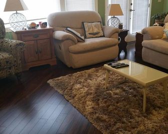 Unique 3 Br, 2 Br Waterfront Home/Vacation Getaway In Syracuse, Indiana - Syracuse - Sala de estar