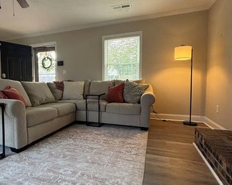Quiet, Cozy Cottage in Historic Downtown Camden - Camden - Living room