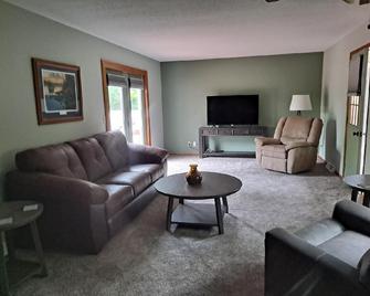 Premier Vacation Rental in the center of everything, pet friendly, WIFI - Sister Bay - Living room