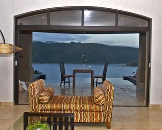 Lodge on Lake - Wilderness