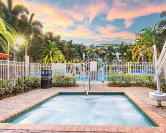 Mizner Place at Weston Town Center - Weston - Zwembad