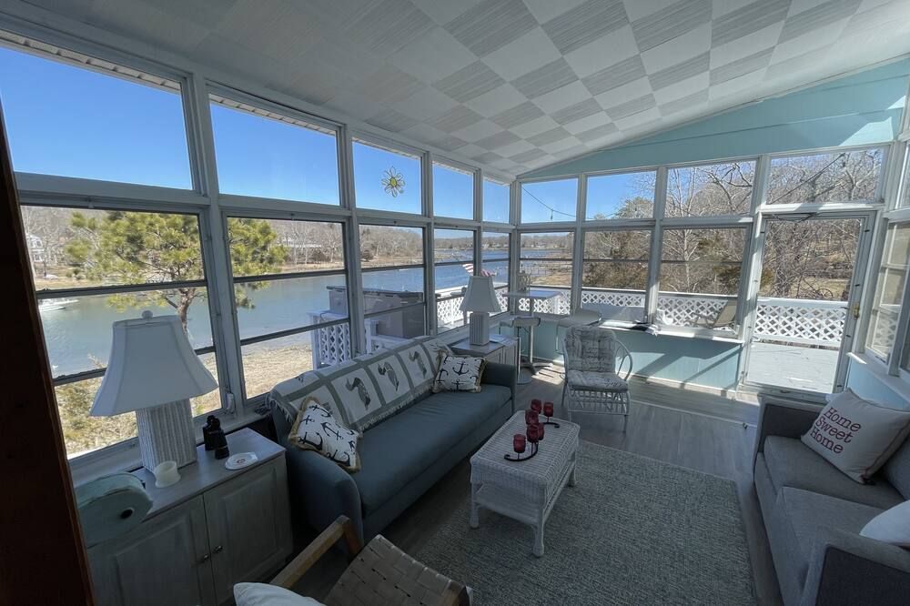 Waterfront property in the Heart of Wine and Golf Country! - Mattituck - סלון