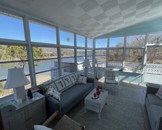 Waterfront property in the Heart of Wine and Golf Country! - Mattituck - Living room