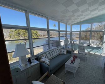 Waterfront property in the Heart of Wine and Golf Country! - Mattituck - סלון