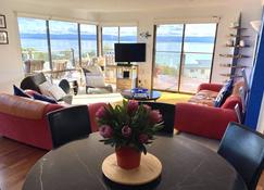 Aperture - Coles Bay - Living room