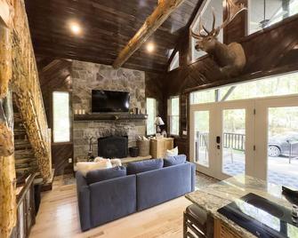 Private Cottage with Fireplace and Hottub - Dover - Living room