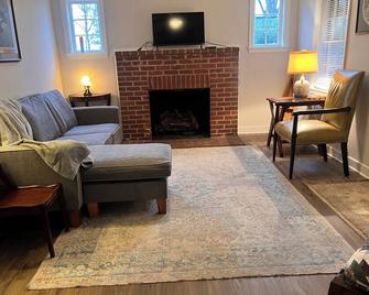 Charming Cottage with Potomac River Views - King George - Sala de estar