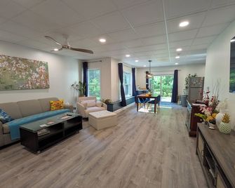 Spacious and peaceful garden apartment in quiet Nashua neighborhood with WiFi - Nashua - Living room