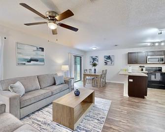Brooksville Retreat! 3 Bed, 2 Bath! - Brooksville - Living room