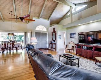 Honomu Home with Screened Lanai and Ocean Views! - Pepeekeo - Sala de estar