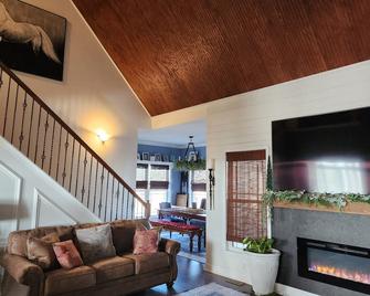 Beautiful home in the Foothills of NC - Pinnacle - Living room