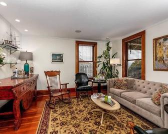 R and R Guesthouse -Vacation Rental - The Dalles - Living room