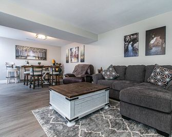 Spacious Updated Home within Minutes to Shopping & Restaurants! - Дабек - Вітальня