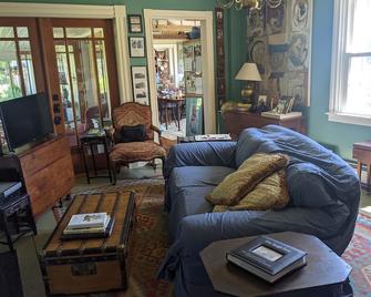 Manor House on Conary Cove: Literally Surrounded by Water!! - Blue Hill - Sala de estar